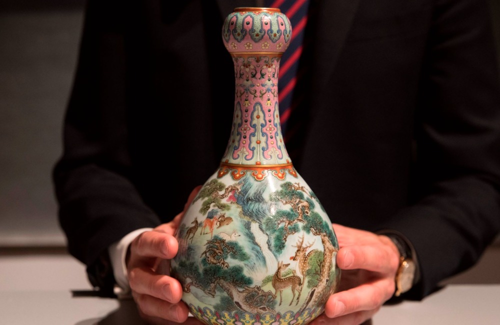 12. Qing Dynasty Vase in Paris Attic